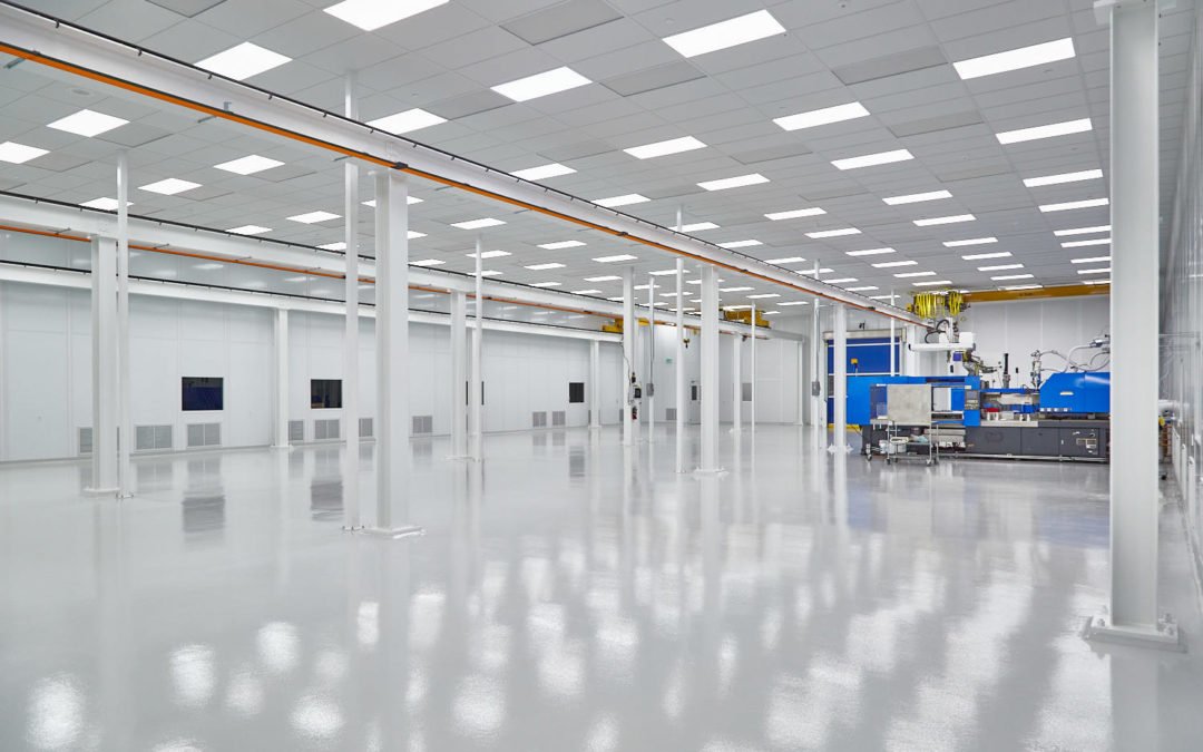 Equipo AZVIR instalando cuarto limpio en Mexicali, Baja California